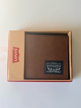 Levi’s Brown RFID Bifold Wallet NWT in Box